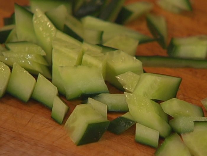Салат из сладкого перца с огурцом и куриной грудкой 