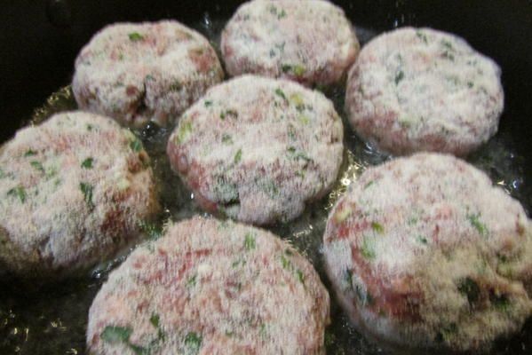 Мясные котлеты под сметанным соусом