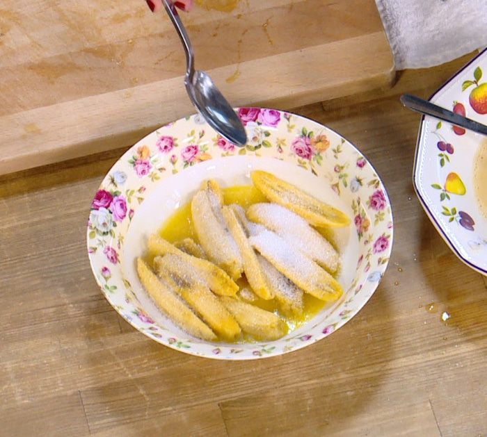 Ягоды и бананы на бриоши с кленовым сиропом 