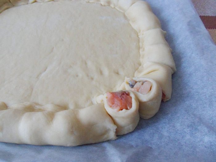 Пирог с лососем и моцареллой