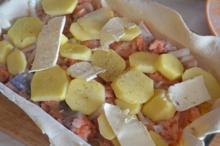 Воскресный пирог с красной рыбой и картофелем