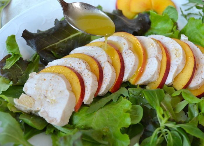 Летний салат с куриной грудкой и нектаринами