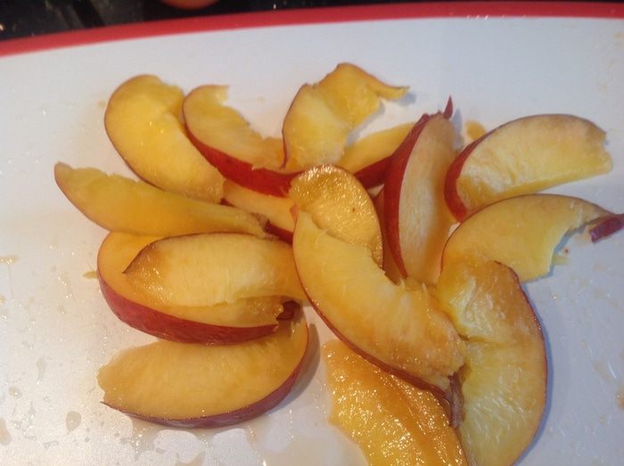 Салат с креветками и нектаринами