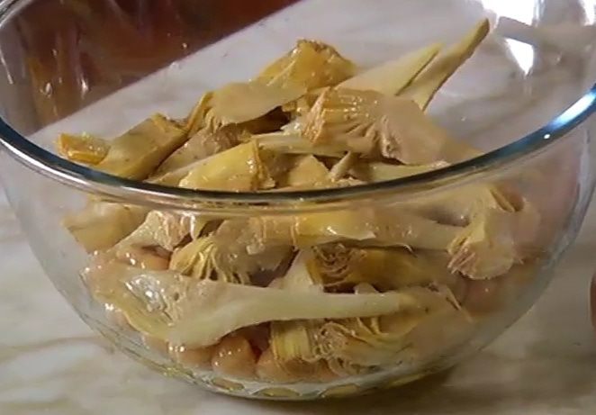 Салат из нута, артишоков и помидоров 