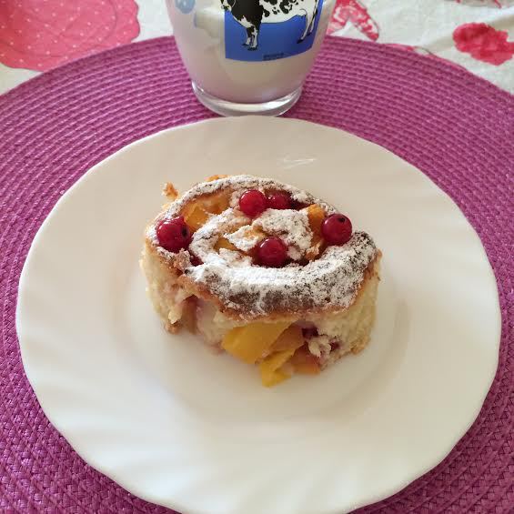 Булочки с персиками и красной смородиной