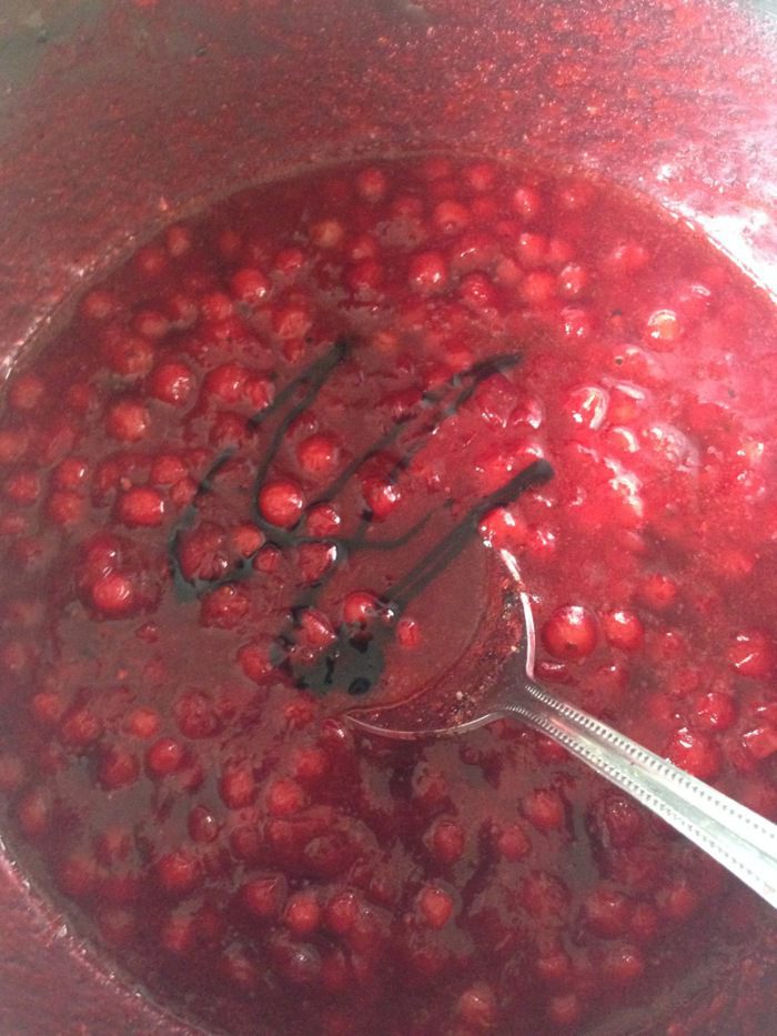 Брусничный соус с можжевельником (к мясу)