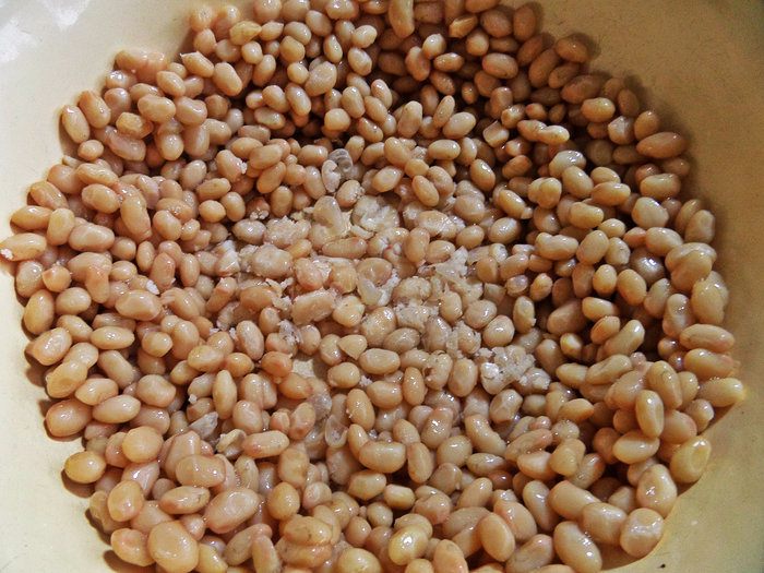 Фасолевые котлетки с колбасками