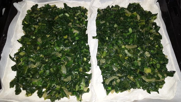 Пироги слоёные со шпинатом, листовой капустой и луком пореем