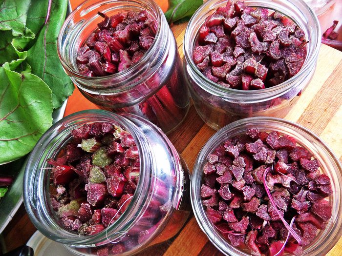 Маринование свекольных стебельков