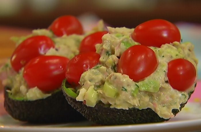 Авокадо с тунцом, сельдереем и помидорами черри 