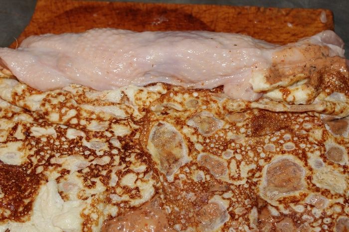 Рулет из курицы с аджикой