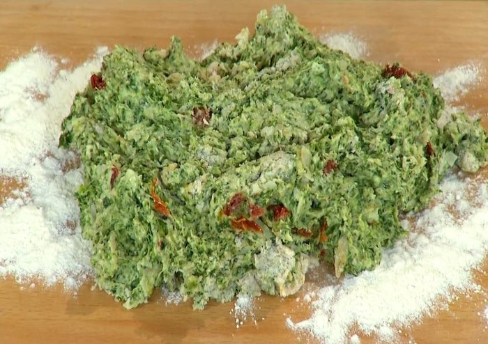 Сконы со шпинатом, помидорами и сыром