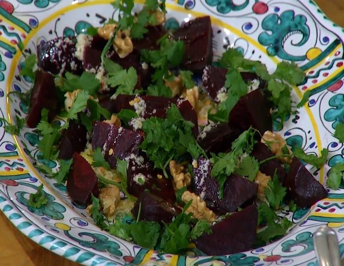 Весенний салат с молодой свеклой, орехами и малиной