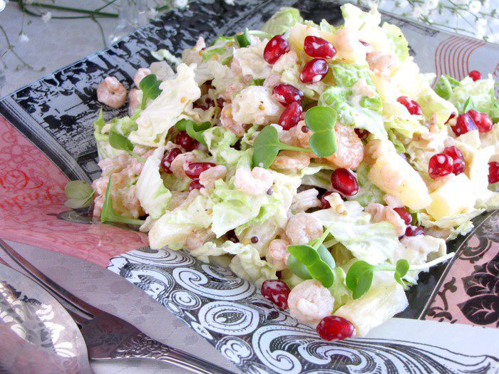 Салат с пекинской капустой, креветками и гранатом