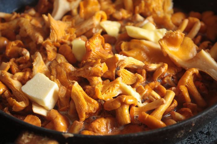 Киш с лисичками и копченой уткой