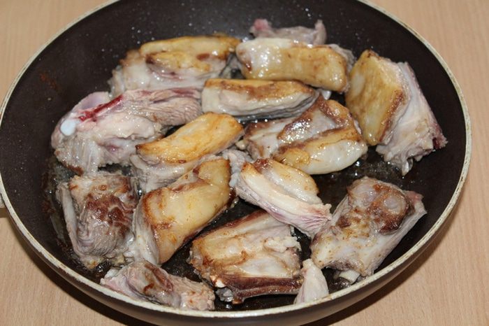 Бараньи ребра с баклажанами и виноградом