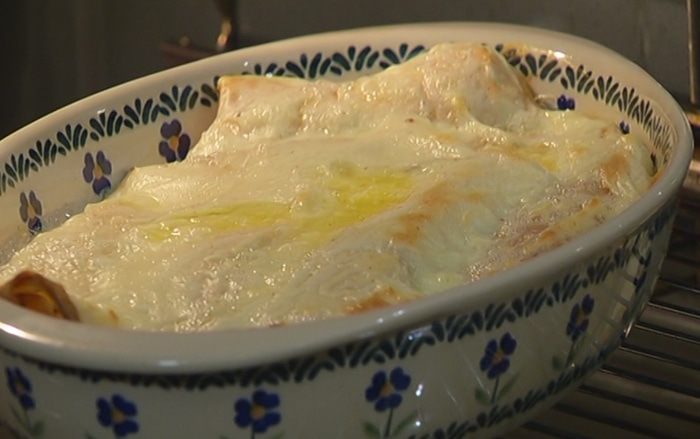 Блины с творогом, пореем и семгой под соусом бешамель