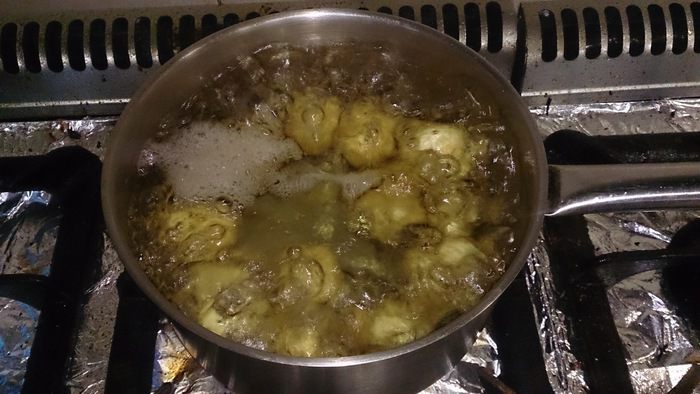 Печеный картофель с беконом, зеленым луком и чесноком