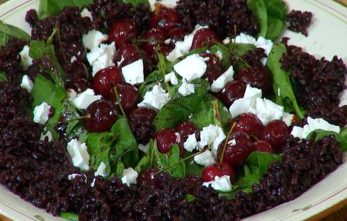 Салат с вишней, шпинатом и черным рисом