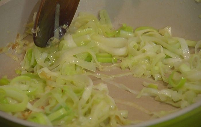 Блины с творогом, пореем и семгой под соусом бешамель