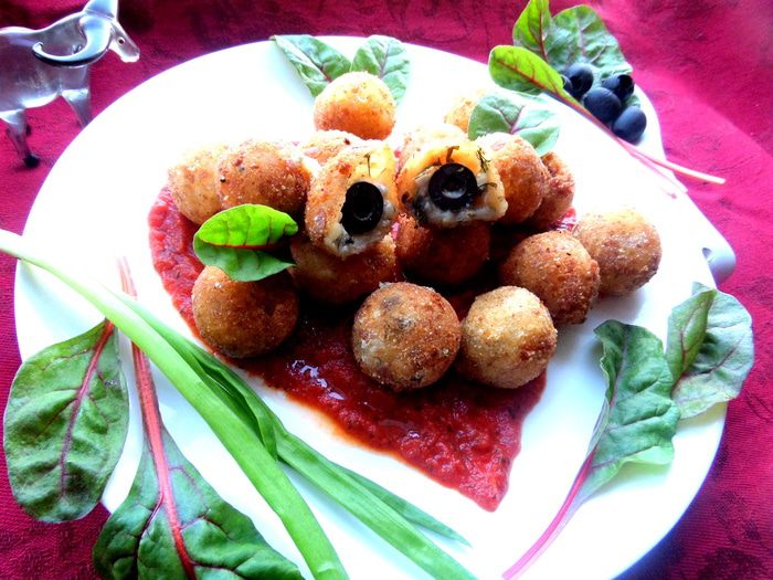 Сырная закуска-шарики в томатном соусе