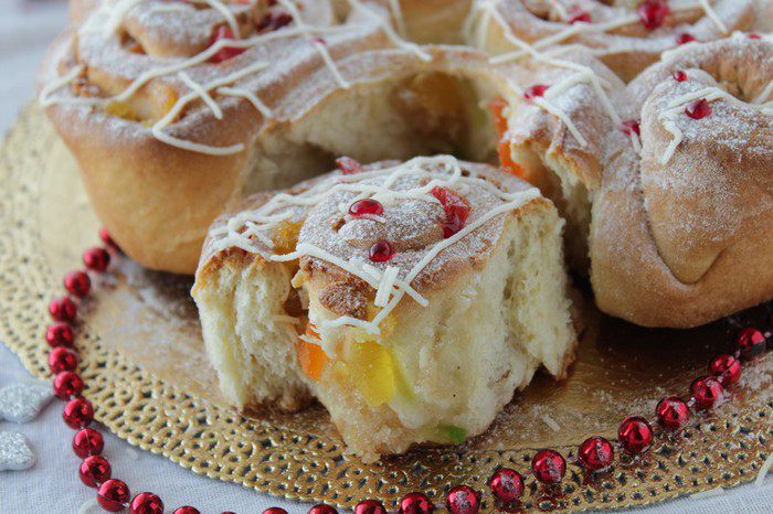 Праздничные булочки с марципаном и цукатами