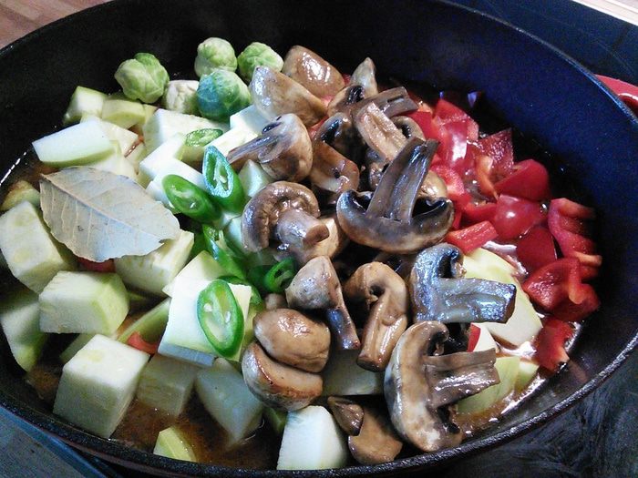 Говядина, тушенная с овощами в остром соусе (Chili-Rindfleisch-Eintopf) 