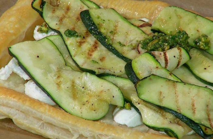 Открытый пирог с цукини и козьим сыром 