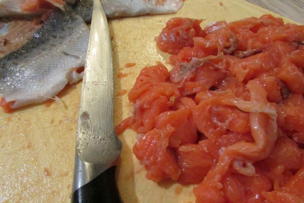Слоеный пирог с форелью и картофелем