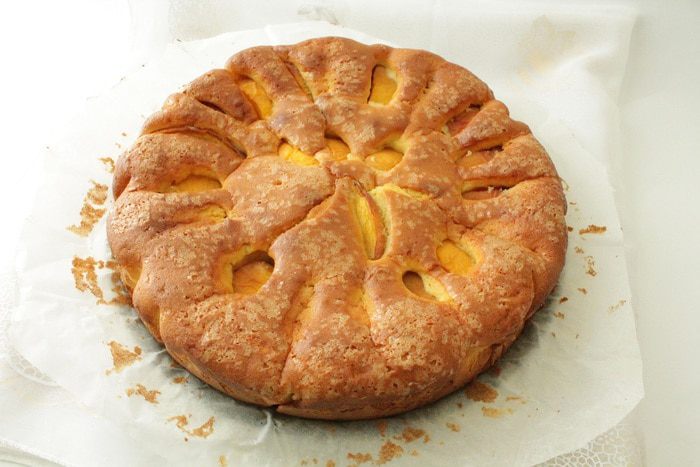 Пирог с персиками