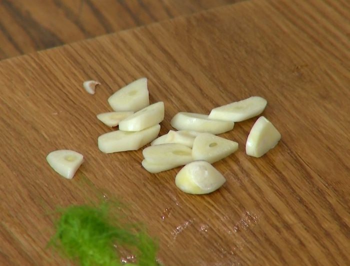 Свинина, томленная с оливками, розмарином и анчоусами