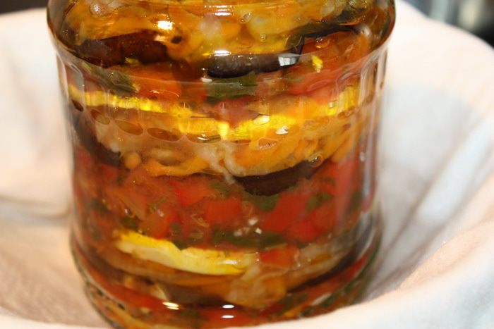 Консервированный салат из баклажанов с кабачками