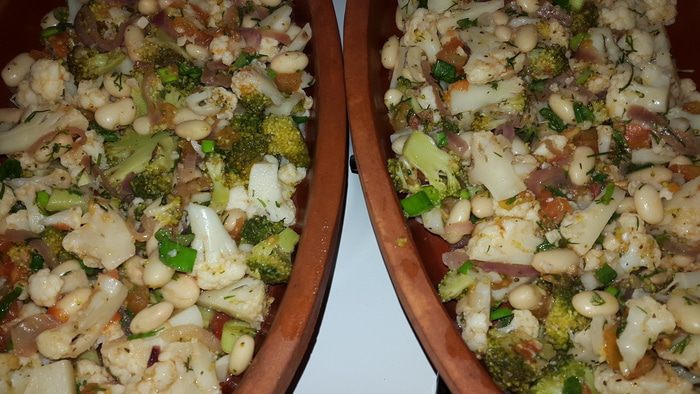 Цветная капуста и брокколи, запеченные с белой фасолью