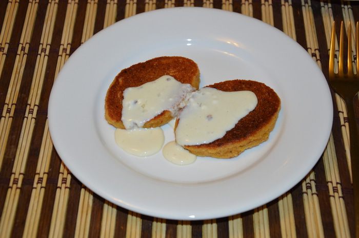 Гороховые котлетки с соусом