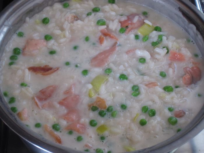 Ризотто с лососем и  зеленым горошком 