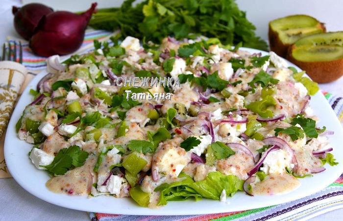 Куриный салат с киви и брынзой