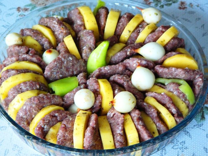 Котлеты, запеченные в томатном соусе, с картофелем