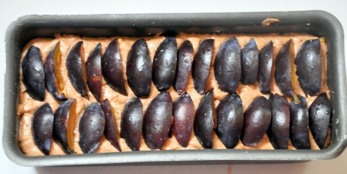 Шоколадно-миндальный кекс со сливами