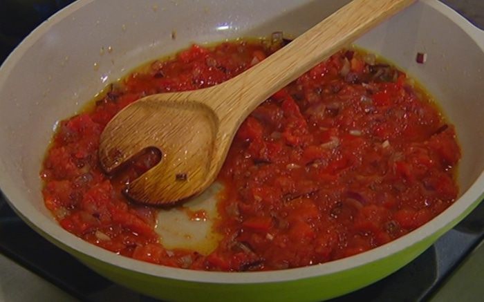 Яйца по-мексикански, запеченные с фасолью 