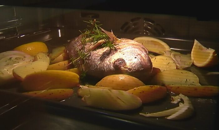 Дорада, запеченная с овощами и розмарином 