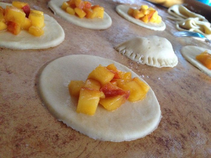 Песочные пирожки с персиками