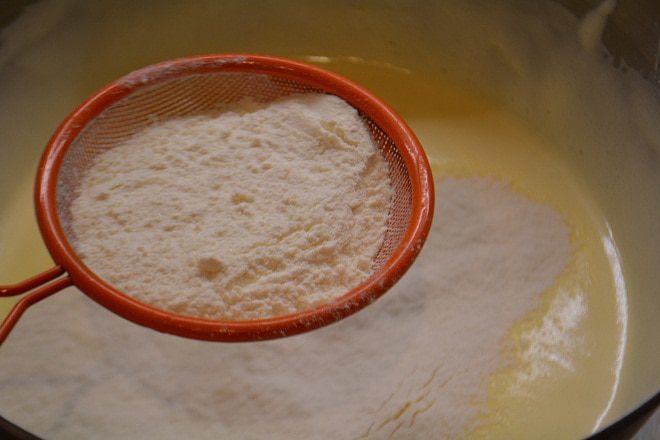 Бисквитный рулет с манго и сметанным кремом