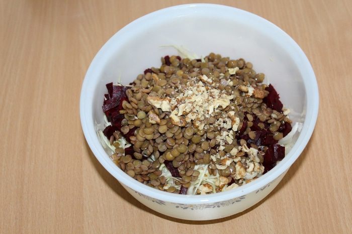 Салат из свеклы, чечевицы и капусты