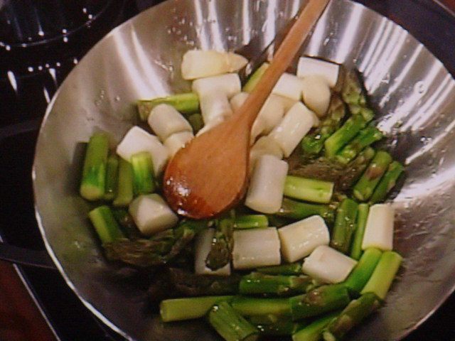 Вок с весенними овощами и креветками