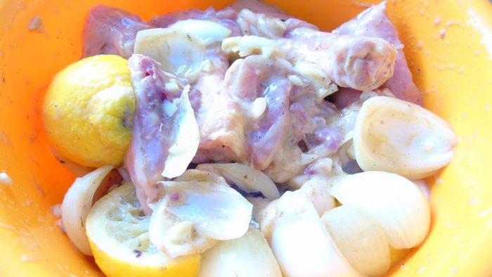 Курица с колбасками, луком и шалфеем