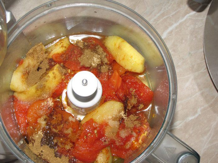 Пряный кетчуп с яблоками и карри