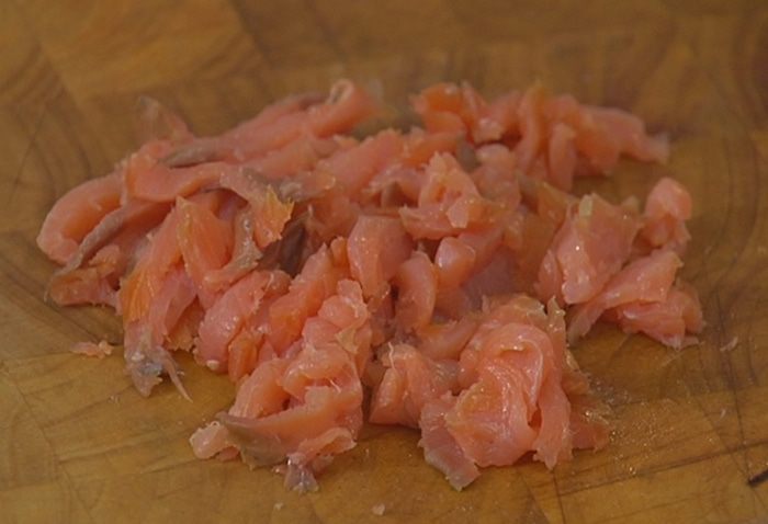 Паста с копченой семгой и песто из каперсов 