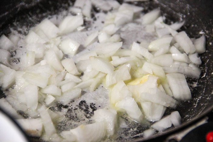 Цыпленок, фаршированный рисом и яблоками