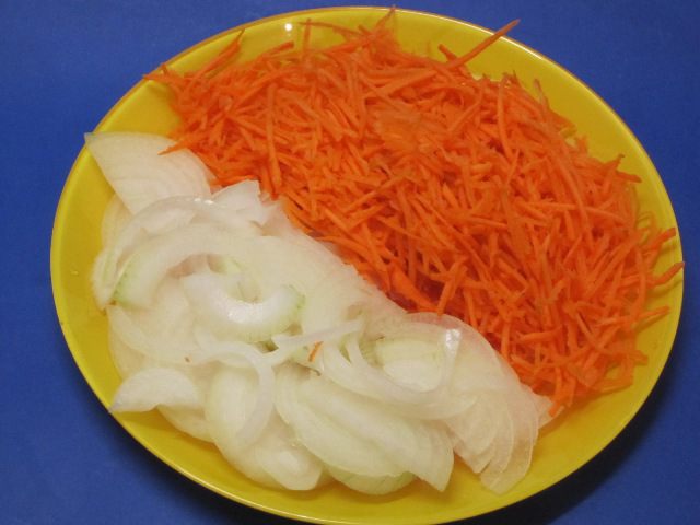 Салат из куриных желудочков с фасолью