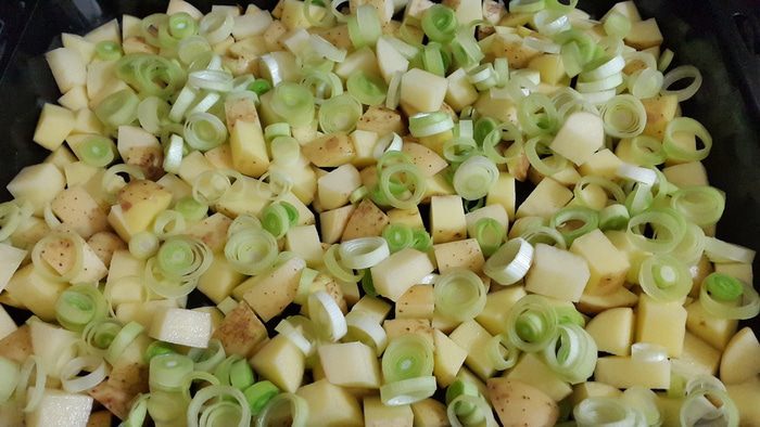 Курица, запеченная с молодым картофелем, луком-пореем и сыром лабне